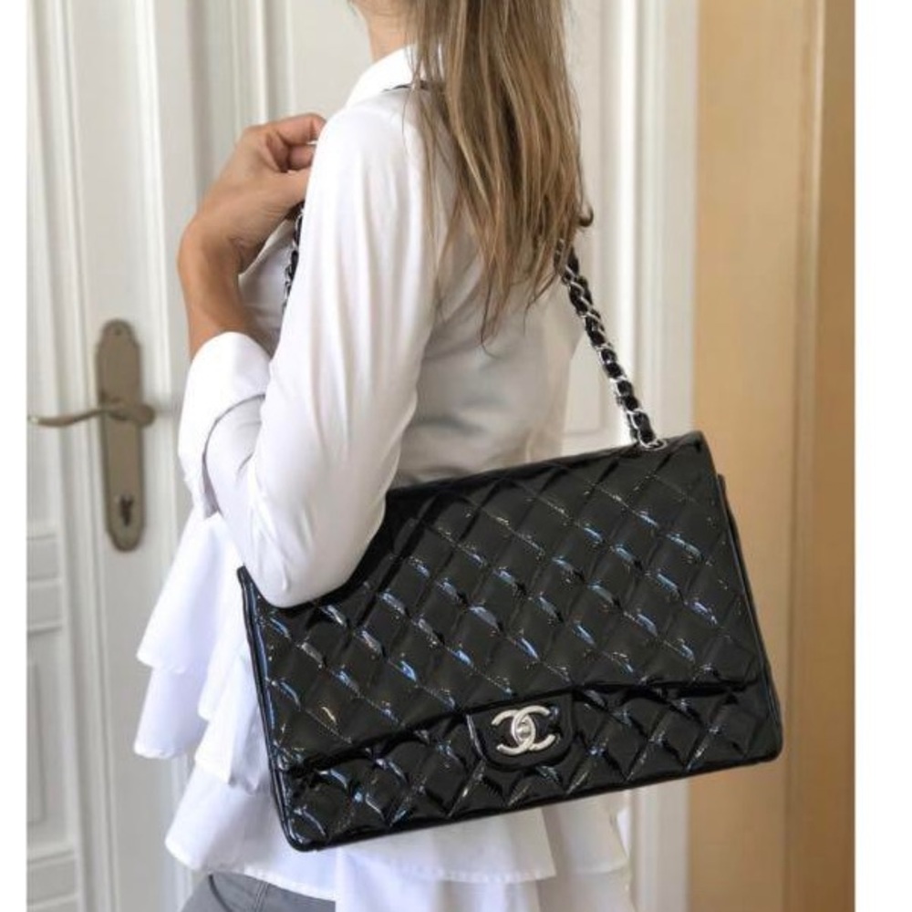 Authentic Chanel Classic Glossy shimmery black Patent leather Maxi single flap - Picture 4 of 17